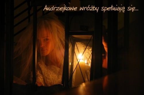 Dziewczynka pod kocem w andrzejki